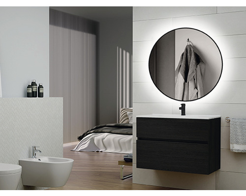 Badezimmeransicht mit Waschtisch, Spiegel, Toilette und Bidet