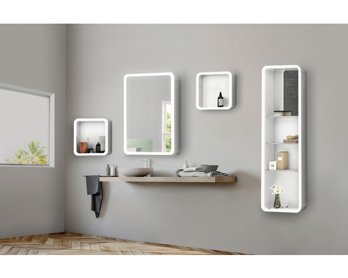 Modernes Badezimmer mit Waschtisch, Spiegel und Regalen