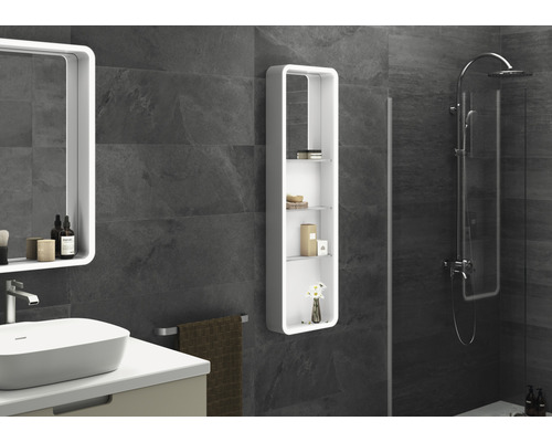 Modernes Badezimmer mit Waschbecken, Spiegel, Regal und Dusche