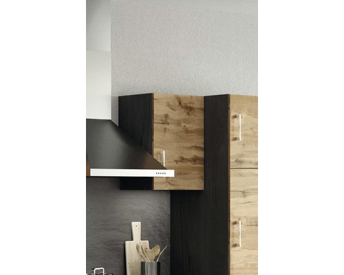 Küchenecke mit Dunstabzugshaube und Holzschränken