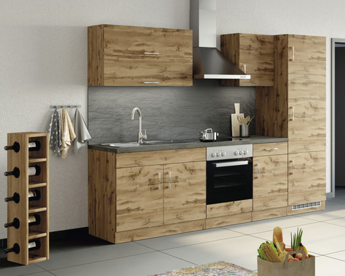 Küchenzeile mit Hängeschränken, Spüle, Herd, Dunstabzugshaube und Weinflaschenregal