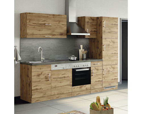 Küchenzeile mit Spüle, Geschirrspüler, Herd, Dunstabzugshaube und Hängeschränken in Holzoptik
