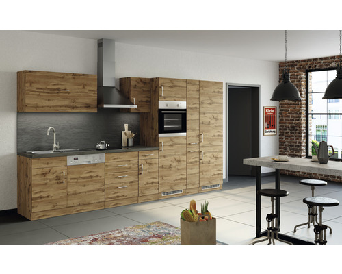 Komplette Küche mit Spüle, Dunstabzugshaube und Einbaubackofen in hellem Holzdekor