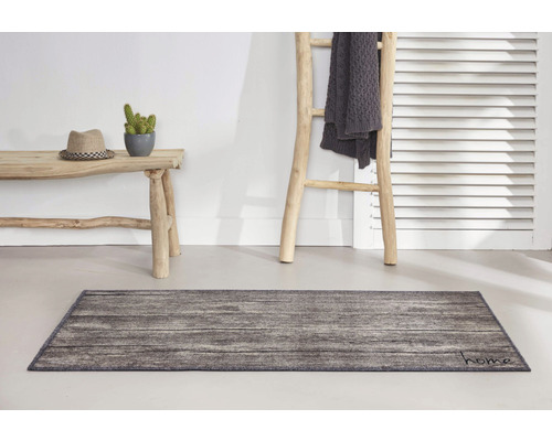 Szene mit Fußmatte in Holzoptik, Bank, Leiter und Dekoration