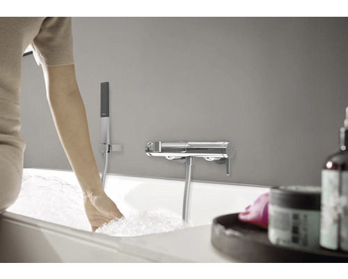 Szene im Badezimmer mit Badewanne, Brausegarnitur und Armatur