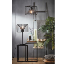 Dekorative Inneneinrichtung mit Drahtleuchten, Beistelltischen, Decke und Zimmerpflanze