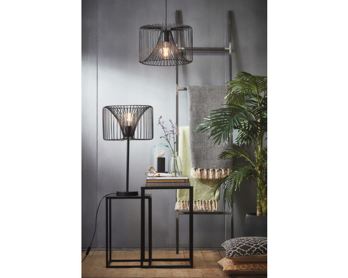 Dekorative Inneneinrichtung mit Drahtleuchten, Beistelltischen, Decke und Zimmerpflanze