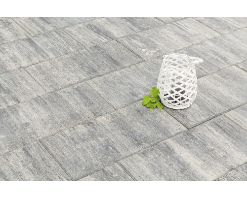 Graue Pflastersteine mit dekorativer Laterne