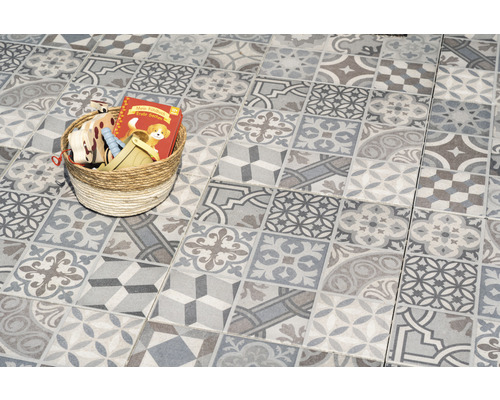 Muster aus Bodenfliesen mit Korb und Spielzeug