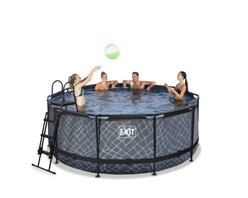 Rundes Schwimmbecken mit Leiter und vier Personen im Wasser, die einen Ball spielen