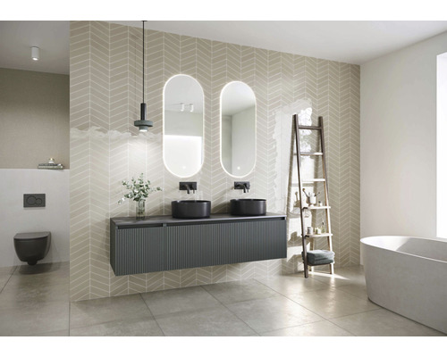 Helles Badezimmer mit Waschtisch, zwei runden Waschbecken, zwei ovalen Spiegeln, Leiterregal und Badewanne