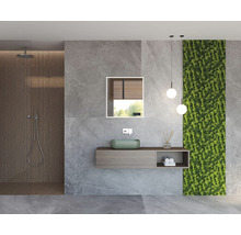 Modernes Badezimmer mit Dusche, Waschtisch, Spiegel, Beleuchtung und Mooswand