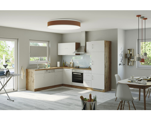 Heller Raum mit L-förmiger Küche in Weiß und Holzoptik, Esstisch und Deckenleuchte.