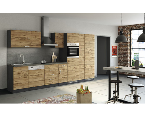 Moderne Küche mit Holzstruktur, Spüle, Herd und Dunstabzugshaube