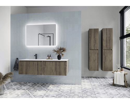 Badezimmer mit Waschtisch, Spiegel mit Beleuchtung und zwei Hochschränken