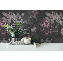 Dekorative Blumenvliestapete mit Stillleben auf Tisch