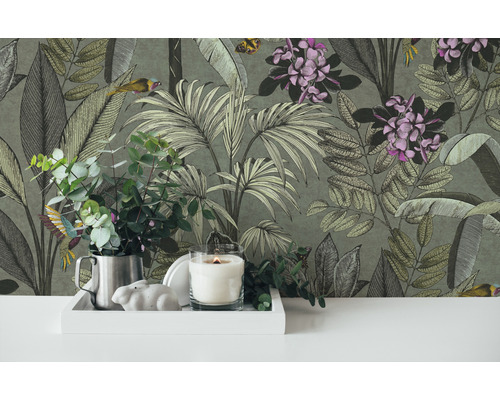 Dekorative Tapete mit Pflanzenmotiven und Accessoires wie Kerze und Pflanzen