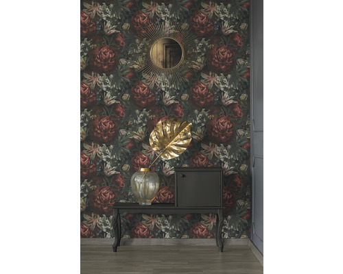 Dekoratives Zimmer mit Blumentapete, Spiegel und Kommode