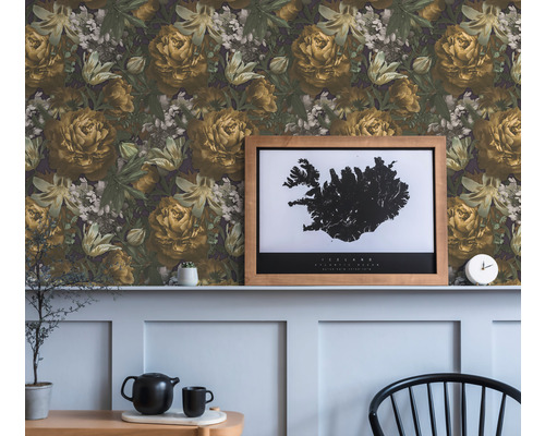 Dekoratives Wohnzimmer mit Blumentapete, gerahmtem Island-Poster und Teegeschirr auf einem Tisch