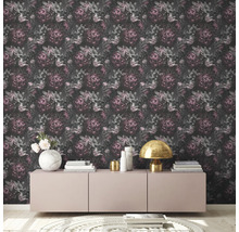 Fototapete mit Blumenmuster hinter einem Sideboard