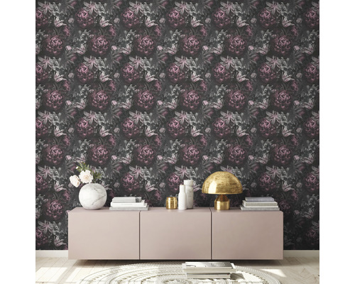 Fototapete mit Blumenmuster hinter einem Sideboard