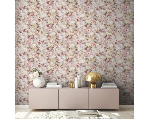 Wohnraum mit Blumentapete, Kommode und Dekoration