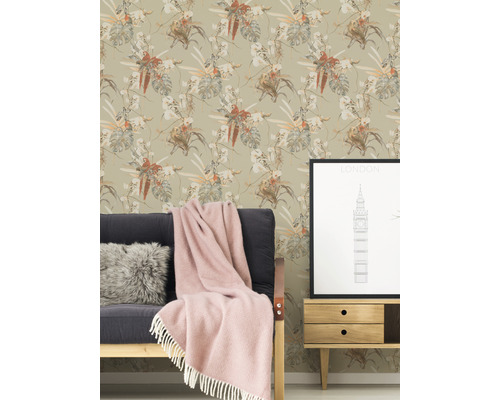 Raumansicht mit floraler Tapete, Sofa, Decke und Kommode mit London-Bild