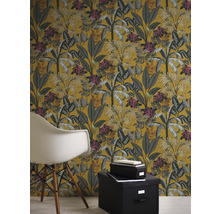 Zimmer mit floral gemusterter Tapete mit Tropenmotiv