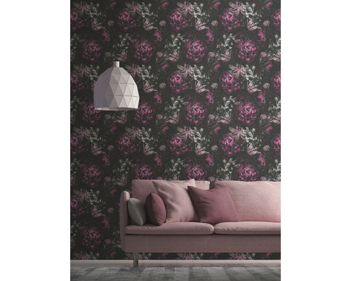 Wohnzimmer mit Sofa, Lampe und floraler Tapete