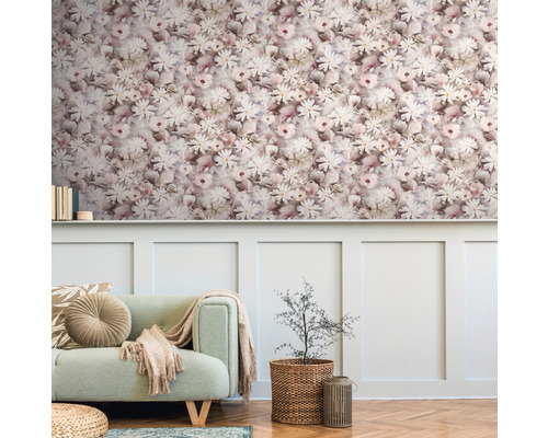 Wohnzimmer mit floraler Tapete, Sofa und Deko-Elementen für ein gemütliches Ambiente