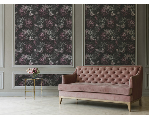 Wohnzimmer mit floral gemusterter Tapete und rosafarbenem Sofa