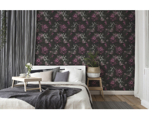 Schlafzimmer mit floral gemusterter Tapete, Bett und Vorhang