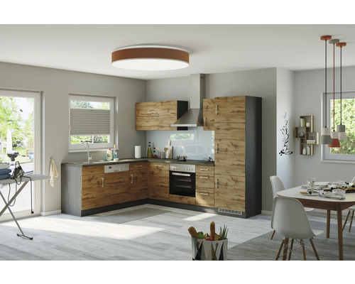 Helle Küche mit Holzelementen, Spüle, Herd und Esstisch