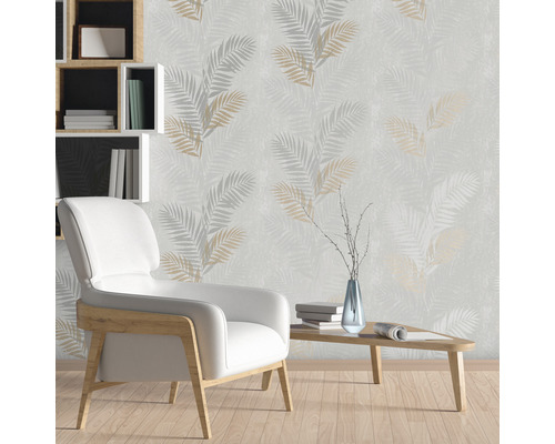 Wohnzimmer mit Tapete mit Palmenblattmuster, Sessel und Beistelltisch