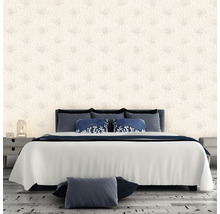 Schlafzimmer mit gemusterten Tapeten und Bett