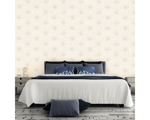 Schlafzimmer mit gemusterten Tapeten und Bett