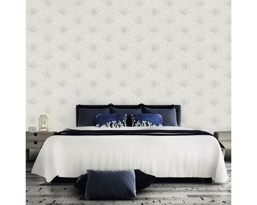 Schlafzimmer mit Bett und Wandtapete mit Blumenmuster