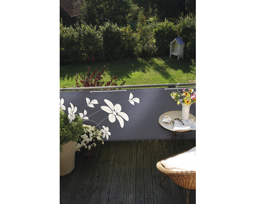 Balkonbespannung Blütenmuster 90 x 300 cm anthrazit Balkon mit Sichtschutz, Tisch, Stuhl und Pflanzen für den Außenbereich
