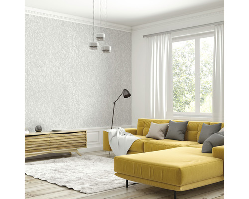 Helles Wohnzimmer mit gemusterter Tapete, gelbem Ecksofa und Holzfußboden