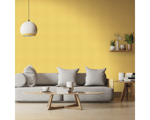 Wohnzimmer mit gelber gepunkteter Tapete, Sofa, Tisch und Dekoration
