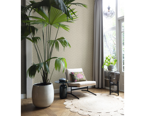Wohnzimmer mit Zimmerpflanze, Sessel und Teppich