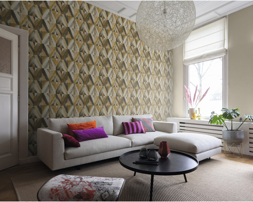 Wohnzimmer mit geometrischer Tapete, Sofa und Couchtisch