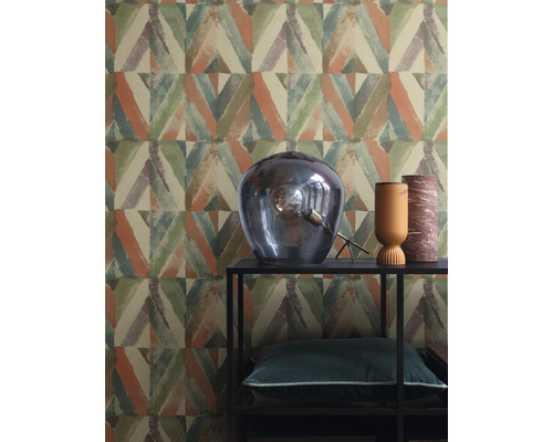 Szene mit Mustertapete, Lampe, Dekoration und Regal