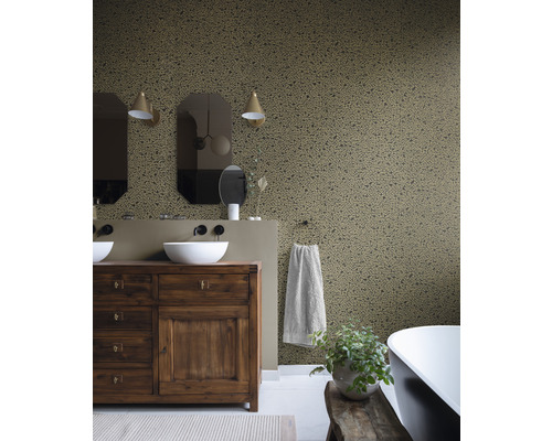 Helles Badezimmer mit Doppelwaschtisch, Spiegeln, Wandleuchten, Handtuch und Badewanne.