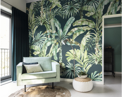 Wohnzimmer mit tropischer Dschungeltapete, Sessel und Stehlampe