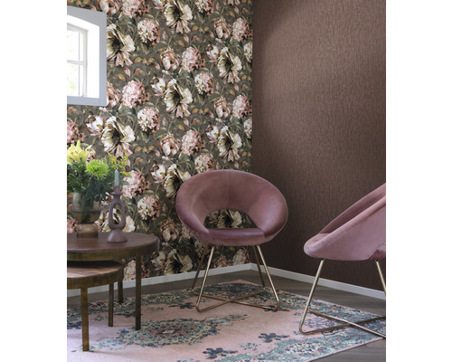 Raumgestaltung mit gemusterter Tapete, Uni-Tapete, zwei runden Sesseln, Teppich und Beistelltischen.