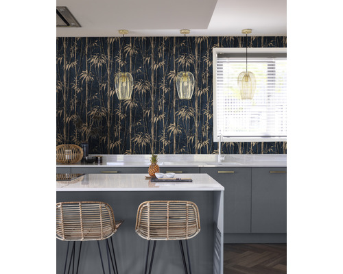Helle und moderne Küche mit Bambusmuster-Tapete, Kücheninsel, Barhockern und Pendelleuchten