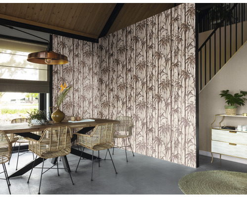 Wohnzimmer mit Esstisch, Korbstühlen und Tapete mit Pflanzenmotiv