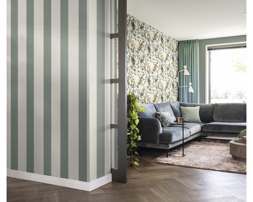 Wohnzimmer mit Streifentapete und Ecksofa