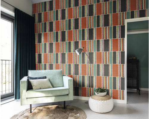 Wohnzimmer mit Sessel, Stehlampe und Wandtapete mit Streifenmuster